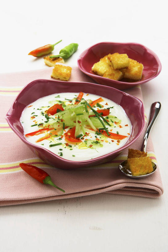 点心,面包,无人,竖图,俯视,室内,特写,白天,白色背景,烹饪,西餐,餐桌,桌子,辣椒,蔬菜,一把,阴影,新鲜,反射,布料,粉末,影子,勺子,陶瓷,调味,汤,香料,佐料,料理,食品,面点,陶瓷制品,布纹,菜肴,美食,桌布,食物,糕点,红色,餐巾,容器,调羹,台布,汤匙,碗,粉,西式,摄影,佳肴,有机食品,绿色食品,影棚,餐台,储藏,辣椒粉,配料,储存,辣角,红海椒,大椒,辣虎,广椒,作料,粉状,羹汤,辣子,红辣椒,海椒,番椒,餐桌布,彩图,高角度拍摄,影棚拍摄,拍摄,凉菜汤,西班牙凉菜汤,贮存