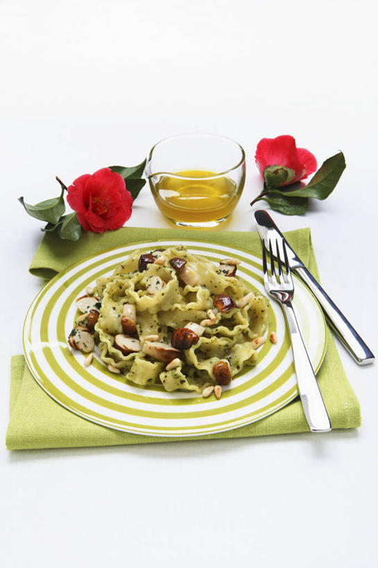 面食,面条,意大利面,无人,竖图,俯视,室内,特写,白天,白色背景,爱情,西餐,幸福,纯洁,热情,植物,餐桌,桌子,玫瑰,蔬菜,杯子,餐具,一堆,许多,阴影,堆叠,堆积,新鲜,盛开,反射,叉子,刀叉,刀子,影子,菌菇,蘑菇,调料,酱料,酱汁,面,食用油,香料,油,佐料,橄榄油,料理,食品,玫瑰花,草药,调味品,浪漫,罗勒酱,调味料,菌类,花蕾,酱,中药,玻璃制品,花,花瓣,花朵,鲜花,食物,红色,水杯,香草,花苞,花蕊,温暖,温馨,食用菌,恩爱,西式,摄影,有机食品,绿色食品,影棚,餐台,堆,罗勒,和睦,餐刀,紫苏,药材,中草药,感动,餐叉,牛肝菌,植物油,九层塔,圣约瑟夫草,甜罗勒,兰香,中药材,本草,尊敬,美味牛肝菌,大脚菇,天真,刺玫花,徘徊花,玻璃杯,进餐用具,彩图,高角度拍摄,影棚拍摄,拍摄,融洽