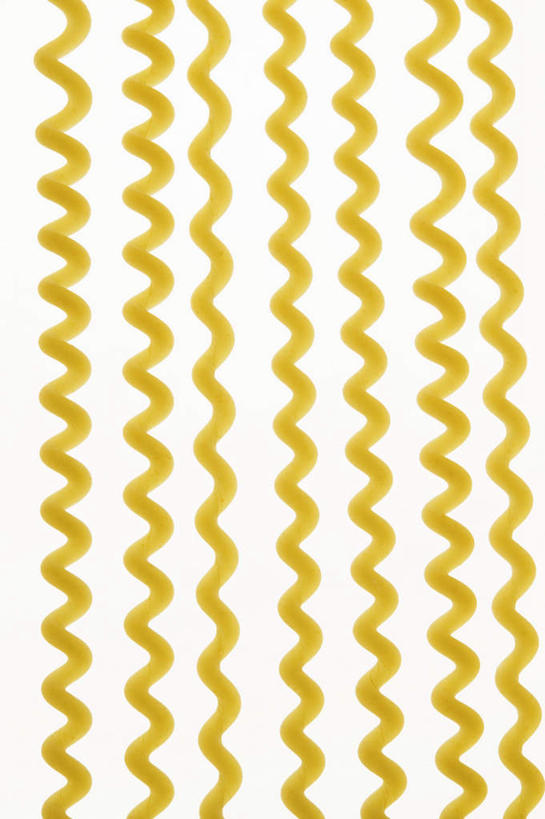 面食,面条,意大利面,无人,竖图,俯视,室内,特写,白天,白色背景,西餐,一排,许多,阴影,整齐,反射,影子,面,料理,食品,背光,食物,排列,黄色,西式,摄影,影棚,螺旋面,队列,逆光,彩图,高角度拍摄,影棚拍摄,拍摄