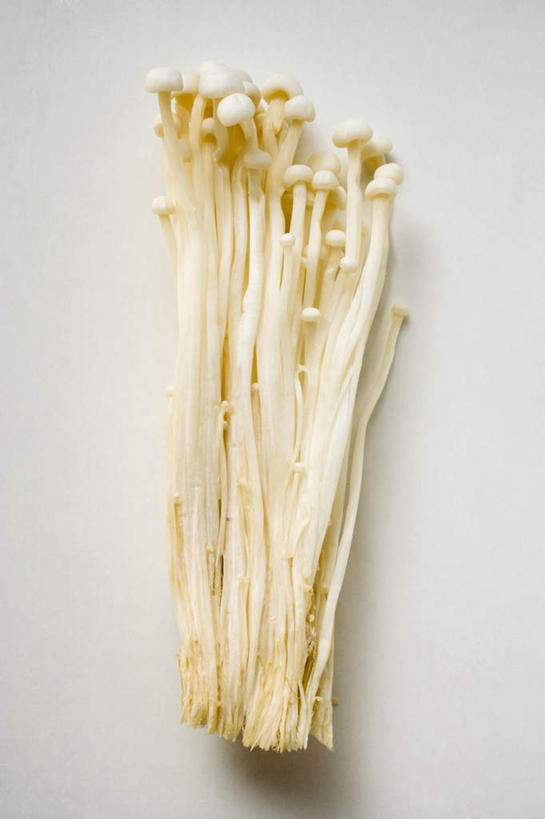 无人,竖图,俯视,室内,特写,白天,白色背景,桌面,桌子,蔬菜,许多,阴影,新鲜,反射,木制,影子,金针菇,菌菇,食品,很多,菌类,食物,木制品,食用菌,摄影,有机食品,绿色食品,影棚,构菌,金菇,毛柄金钱菌,银针菇,智力菇,彩图,高角度拍摄,影棚拍摄,拍摄