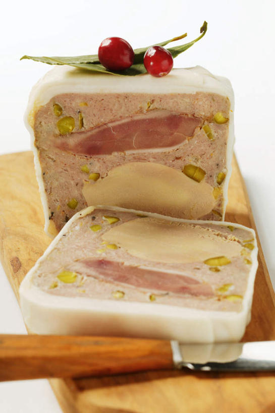 无人,竖图,俯视,室内,特写,白天,白色背景,烹饪,西餐,餐桌,桌子,樱桃,餐具,水果,一把,阴影,新鲜,反射,木制,工具,影子,肉,生食,料理,食品,坚果,果实,案板,刀具,两颗,鸭肉,菜肴,美食,肉类,砧板,食物,红色,木制品,刀,干果,西式,摄影,佳肴,有机食品,绿色食品,影棚,餐台,无名子,开心果,餐刀,肉食,鹅肝酱,胡棒子,绿仁果,鹅肝,樱珠,莺桃,英桃,楔桃,牛桃,荆桃,彩图,高角度拍摄,影棚拍摄,拍摄