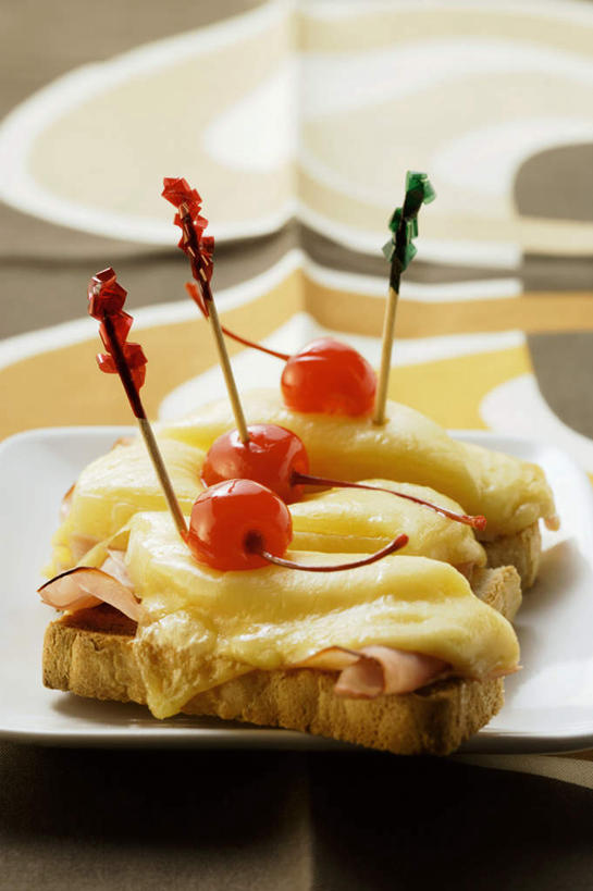 点心,面包,奶酪,无人,竖图,俯视,室内,特写,白天,烹饪,西餐,桌面,桌子,樱桃,餐具,欧洲,芬兰,阴影,朦胧,模糊,反射,木制,碟子,盘,影子,肉,干酪,橄榄油,起司,三明治,料理,食品,面点,芝士,营养,猪肉,菜肴,美食,肉类,食物,糕点,盘子,木制品,碟,快餐,乳酪,西式,摄影,佳肴,影棚,熏肉,乳制品,北欧,发酵,肉食,西式快餐,三文治,豚肉,芬兰共和国,波里,樱珠,莺桃,英桃,楔桃,牛桃,荆桃,彩图,高角度拍摄,影棚拍摄,拍摄