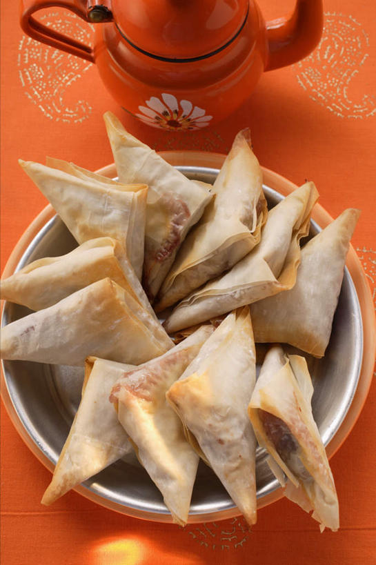 点心,无人,竖图,俯视,室内,特写,白天,餐桌,桌子,餐具,一堆,许多,橙色背景,阴影,堆叠,堆积,反射,碟子,壶,盘,影子,食品,面点,馅饼,水壶,食物,糕点,一个,盘子,茶壶,容器,碟,摄影,影棚,单个,餐台,堆,康沃尔肉馅饼,彩图,高角度拍摄,影棚拍摄,拍摄