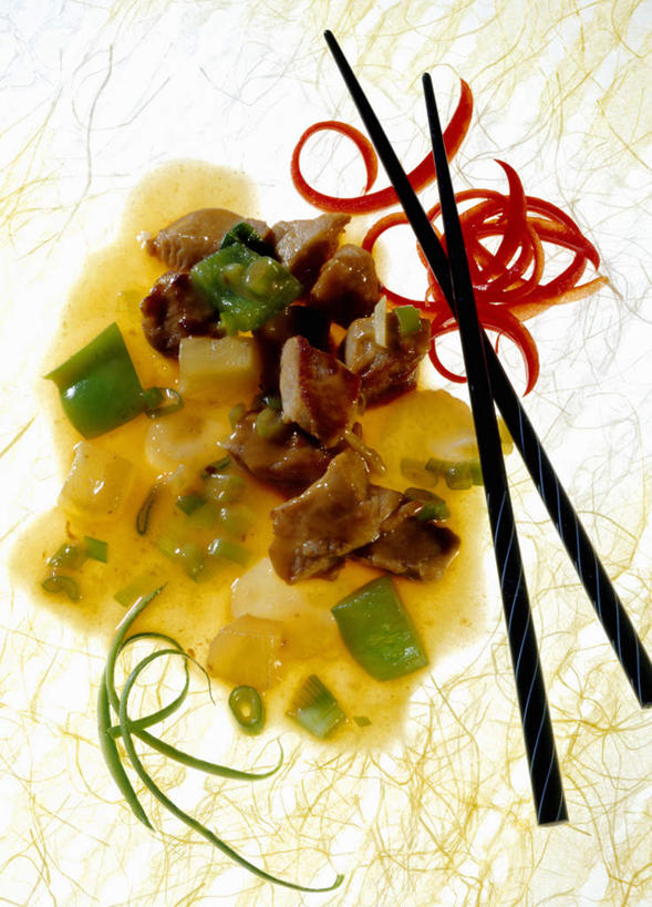 咖哩,无人,竖图,俯视,室内,特写,白天,烹饪,西餐,筷子,桌面,桌子,辣椒,蔬菜,餐具,阴影,新鲜,反射,木制,影子,葱,青葱,调料,肉,料理,食品,调味品,调味料,文化,传统,咕咾肉,咕噜肉,猪肉,咖喱,菜肴,美食,肉类,食物,木制品,西式,佳肴,有机食品,绿色食品,礼节,礼仪,肉食,彩椒,辣角,红海椒,大椒,辣虎,广椒,豚肉,甜酸肉,进餐用具,甜椒,柿子椒,辣子,海椒,番椒,灯笼椒,彩图,高角度拍摄