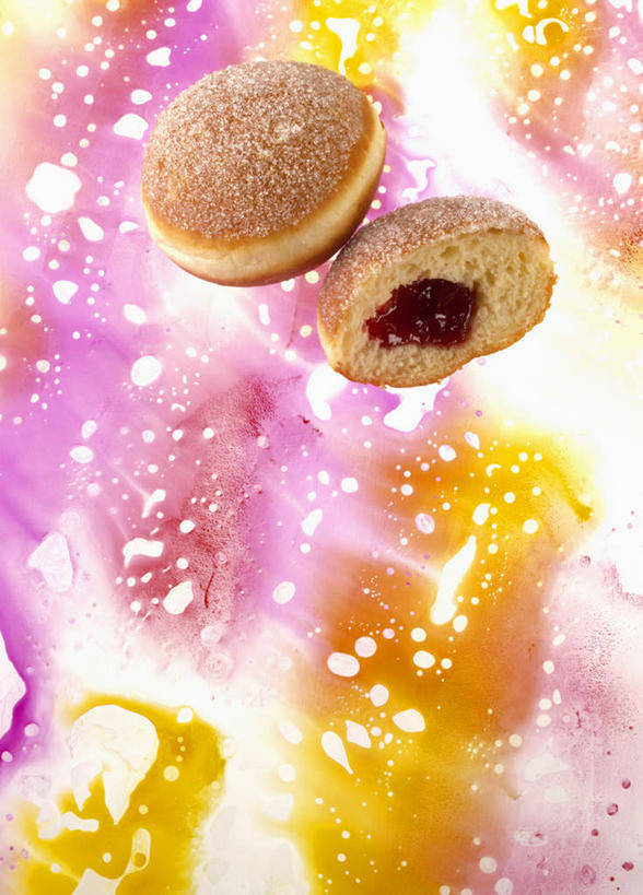 点心,面包,无人,竖图,俯视,室内,特写,白天,桌面,桌子,阴影,朦胧,模糊,反射,木制,影子,食品,面点,食物,糕点,木制品,甜甜圈,多纳滋面包,唐纳滋,面包圈,彩图,高角度拍摄