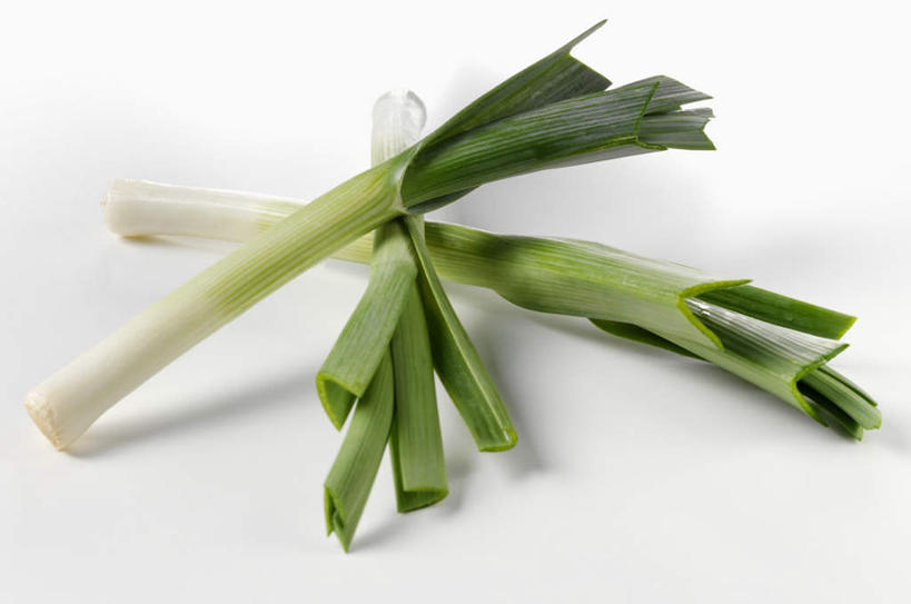 无人,横图,俯视,室内,特写,白天,白色背景,桌面,桌子,蔬菜,阴影,新鲜,反射,木制,影子,葱,青葱,食品,食物,木制品,摄影,有机食品,绿色食品,影棚,韭葱,彩图,高角度拍摄,影棚拍摄,拍摄