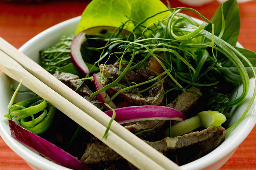 无人,横图,俯视,室内,特写,白天,筷子,桌面,桌子,蔬菜,洋葱,餐具,阴影,新鲜,反射,木制,影子,陶瓷,青菜,肉,生食,蔬菜沙拉,牛肉,沙拉,食品,陶瓷制品,文化,色拉,传统,沙律,肉类,食物,一个,木制品,容器,碗,摄影,有机食品,绿色食品,影棚,单个,色拉酱,储藏,礼节,储存,玉葱,千岛酱,小白菜,礼仪,肉食,不结球白菜,进餐用具,圆葱,洋葱头,球葱,葱头,彩图,高角度拍摄,影棚拍摄,拍摄,贮存