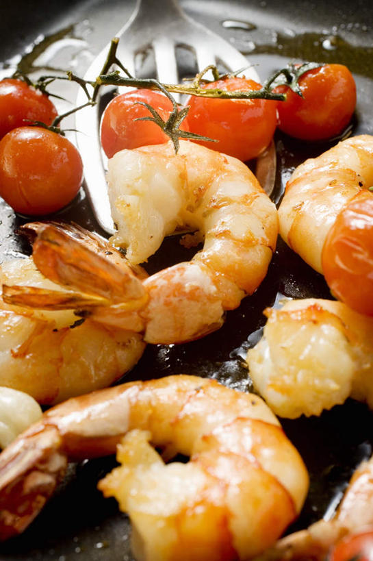 海鲜,无人,竖图,俯视,室内,特写,白天,餐桌,桌子,蔬菜,西红柿,小番茄,餐具,阴影,新鲜,反射,碟子,盘,影子,虾,食品,水产,大虾,海洋生物,食物,盘子,碟,摄影,有机食品,绿色食品,影棚,对虾,餐台,水生动物,海产品,水生物,海底动物,斑节虾,东方对虾,中国对虾,小西红柿,樱桃小番茄,珍珠小番茄,樱桃番茄,圣女果,番茄,彩图,高角度拍摄,影棚拍摄,拍摄