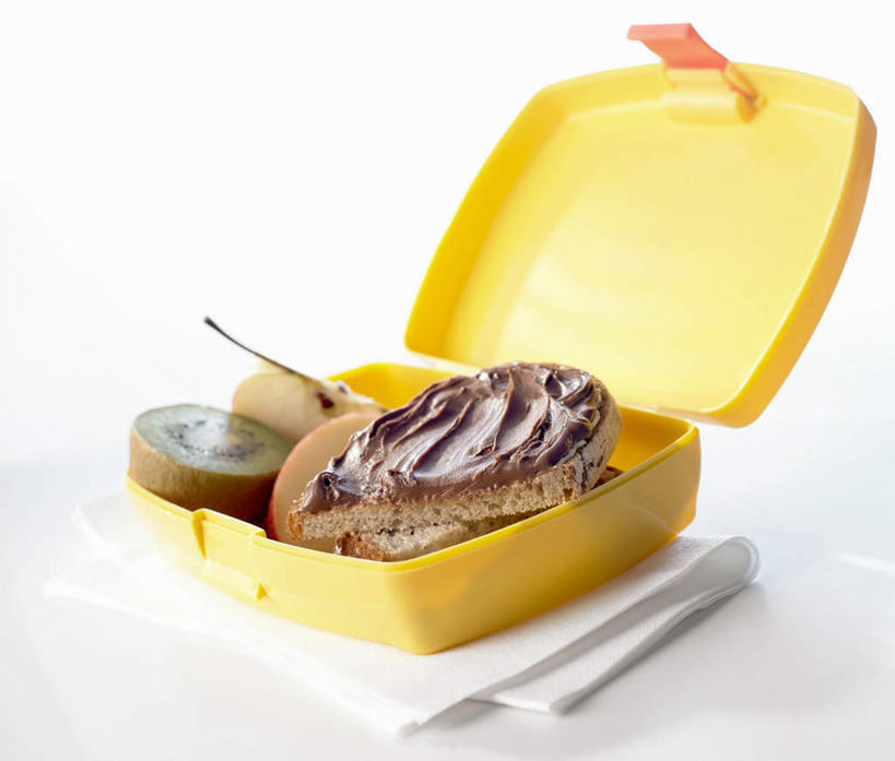 点心,面包,无人,横图,俯视,室内,特写,白天,白色背景,午餐,餐桌,桌子,苹果,猕猴桃,水果,切开,阴影,新鲜,反射,布料,影子,塑料,生食,食品,面点,果实,午饭,布纹,桌布,食物,糕点,黄色,白色,餐巾,容器,塑料制品,台布,果酱,巧克力酱,切,摄影,有机食品,绿色食品,影棚,餐台,储藏,储存,剖面,切面,果子酱,奇异果,猕猴梨,彩图,高角度拍摄,影棚拍摄,拍摄,贮存