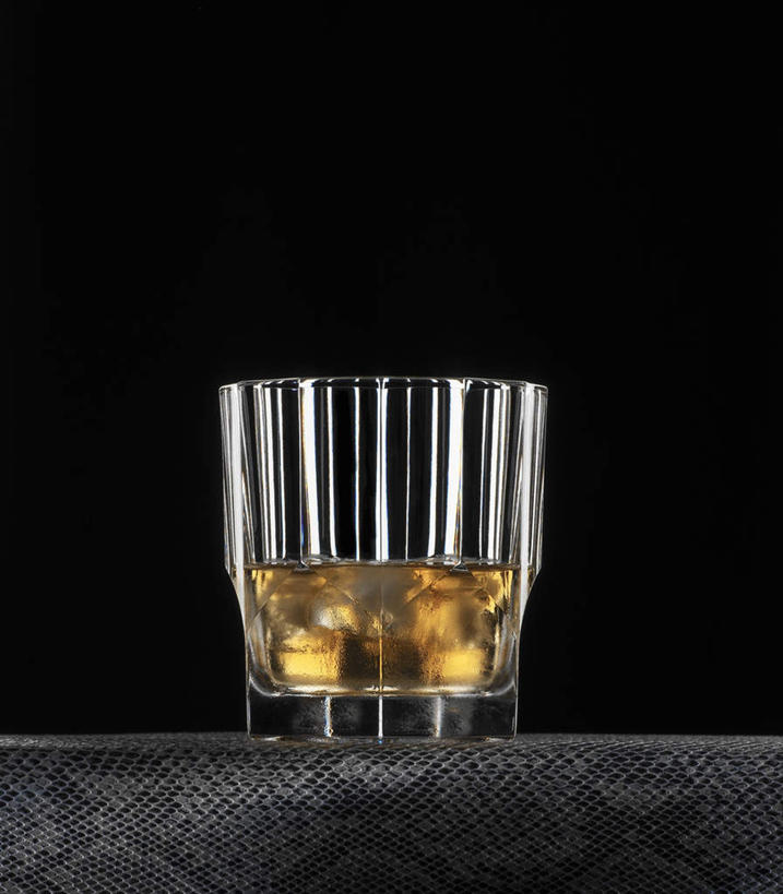 无人,竖图,室内,特写,白天,正面,桌面,桌子,杯子,阴影,黑色背景,反射,影子,冰,大理石,冰块,伏特加,酒类,一杯,冷冻,玻璃制品,酒,水杯,寒冷,摄影,影棚,冷藏,冰冷,蒸馏酒,大理石制品,保鲜,玻璃杯,彩图,影棚拍摄,拍摄