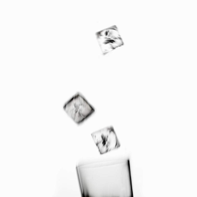 无人,方图,俯视,室内,特写,白天,白色背景,正面,阴影,飘扬,反射,影子,冰,冰块,冷冻,四个,寒冷,摄影,影棚,冷藏,冰冷,保鲜,浮荡,飘拂,漂荡,飘零,彩图,影棚拍摄,拍摄,飘荡