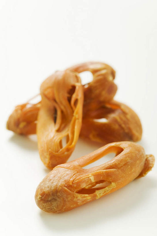 无人,竖图,俯视,室内,特写,白天,白色背景,植物,餐桌,桌子,一堆,阴影,堆叠,堆积,反射,影子,香料,草药,药草,中药,摄影,影棚,餐台,堆,肉豆蔻,药材,中草药,肉蔻,肉果,玉果,中药材,本草,消食,彩图,高角度拍摄,影棚拍摄,拍摄