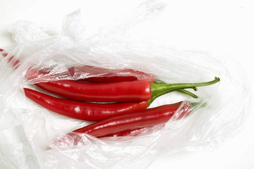 无人,横图,俯视,室内,特写,白天,白色背景,购物,消费,餐桌,桌子,辣椒,蔬菜,袋子,许多,阴影,新鲜,反射,手提袋,影子,塑料,食品,购物袋,很多,塑料袋,食物,红色,塑料制品,金融,摄影,有机食品,绿色食品,影棚,餐台,购买,贸易,辣角,红海椒,大椒,辣虎,广椒,马夹袋,马甲袋,辣子,红辣椒,海椒,番椒,彩图,高角度拍摄,影棚拍摄,拍摄