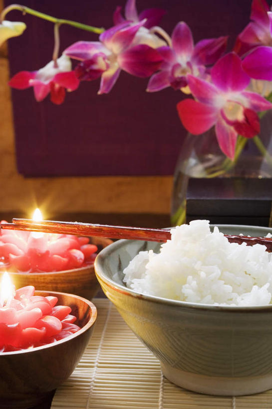 米饭,无人,竖图,室内,特写,白天,正面,水,花瓶,蜡烛,一排,阴影,朦胧,模糊,整齐,盛开,反射,光线,火焰,液体,影子,烛光,陶瓷,水滴,陶瓷制品,饭,燃烧,花蕾,玻璃制品,花,花瓣,花朵,鲜花,排列,三个,玻璃瓶,瓶子,容器,碗,花苞,花蕊,点燃,储藏,五谷,高雅,储存,队列,淡泊,花中君子,兰花,彩图,贮存