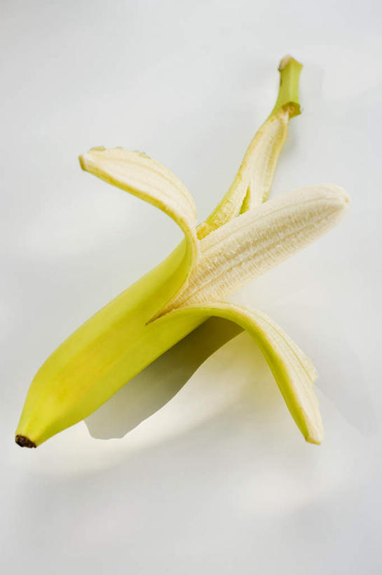 无人,竖图,俯视,室内,特写,白天,白色背景,餐桌,桌子,香蕉,水果,一根,阴影,新鲜,反射,影子,生食,食品,果实,食物,黄色,拨开,摄影,有机食品,绿色食品,影棚,餐台,甘蕉,彩图,高角度拍摄,影棚拍摄,拍摄