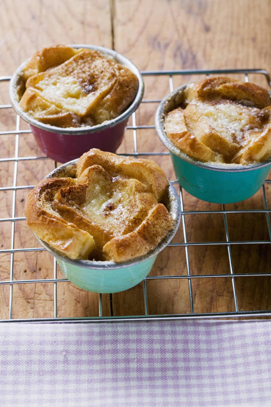 点心,面包,无人,竖图,俯视,室内,特写,白天,烘焙,餐桌,桌子,金属制品,阴影,反射,金属,影子,陶瓷,食品,布丁,面点,甜点,甜品,陶瓷制品,架子,食物,糕点,三个,容器,碗,果冻,甜食,零食,面包布丁,餐台,储藏,储存,啫喱,冷却,冷却架,彩图,高角度拍摄,贮存