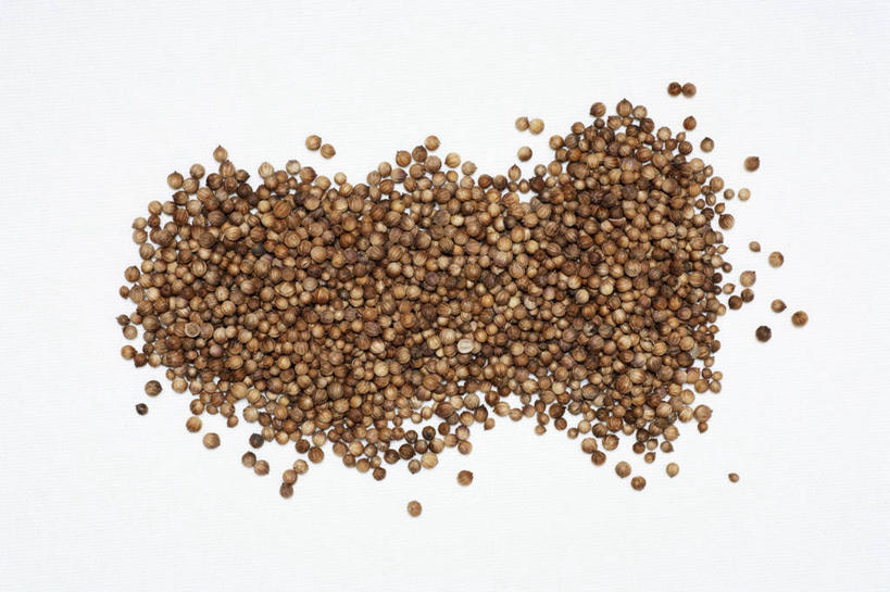 无人,横图,俯视,室内,特写,白天,白色背景,餐桌,桌子,一堆,许多,阴影,堆叠,堆积,反射,影子,褐色,很多,摄影,影棚,餐台,堆,胡荽籽,香菜籽,芫荽籽,须菜籽,彩图,高角度拍摄,影棚拍摄,拍摄