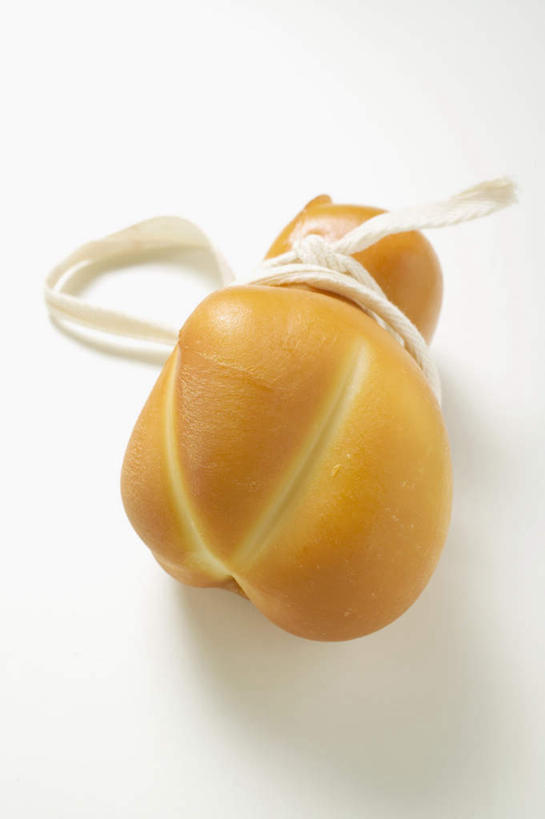 奶酪,无人,竖图,俯视,室内,特写,白天,白色背景,阴影,反射,影子,干酪,起司,芝士,营养,一个,黄色,乳酪,摄影,影棚,单个,乳制品,发酵,彩图,高角度拍摄,影棚拍摄,拍摄