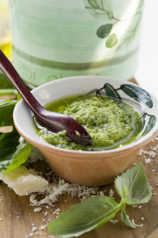 奶酪,无人,竖图,俯视,室内,特写,白天,植物,餐桌,桌子,阴影,反射,影子,勺子,陶瓷,调料,酱料,酱汁,食用油,香料,油,佐料,干酪,橄榄油,起司,草药,陶瓷制品,调味品,芝士,营养,罗勒酱,调味料,酱,中药,两个,容器,调羹,汤匙,碗,香草,乳酪,餐台,储藏,罗勒,乳制品,储存,紫苏,药材,中草药,发酵,植物油,九层塔,圣约瑟夫草,甜罗勒,兰香,中药材,本草,彩图,高角度拍摄,贮存