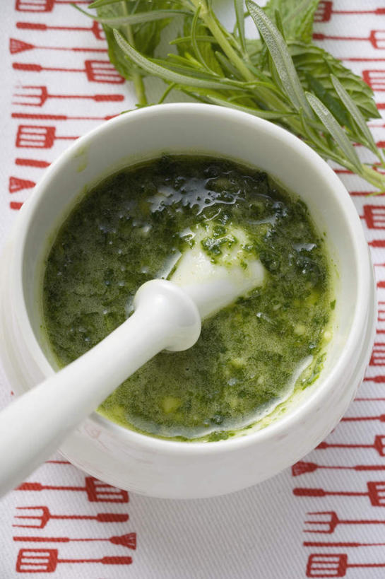 无人,竖图,俯视,室内,特写,白天,餐桌,桌子,阴影,反射,布料,影子,调料,酱料,酱汁,佐料,调味品,调味料,布纹,酱,桌布,一个,绿色,餐巾,台布,香草,器皿,摄影,影棚,单个,餐台,研磨,臼杵,香草酱,研杵,研钵,臼,芳香植物,彩图,高角度拍摄,影棚拍摄,拍摄