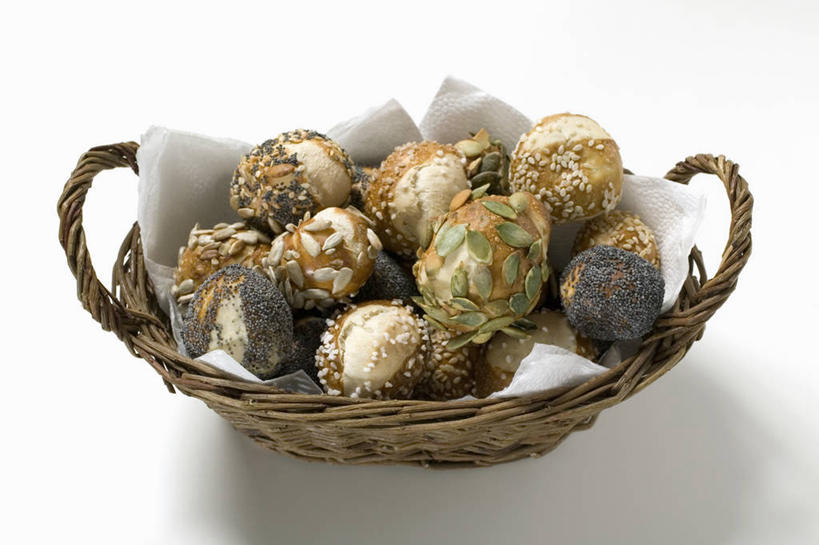 点心,面包,无人,交叉,横图,俯视,室内,特写,白天,白色背景,餐桌,桌子,竹子,一堆,许多,阴影,堆叠,堆积,竹制,编织,反射,篮子,影子,芝麻,食品,坚果,面点,很多,小吃,食物,糕点,一个,竹篮,饼干,零食,摄影,影棚,单个,餐台,竹条,堆,瓜子,交织,罂粟籽,竹制品,南瓜子,小圆面包,脂麻,胡麻,白麻,巨胜子,油麻,穿插,罂子粟,阿芙蓉,彩图,高角度拍摄,影棚拍摄,拍摄,米囊,御米