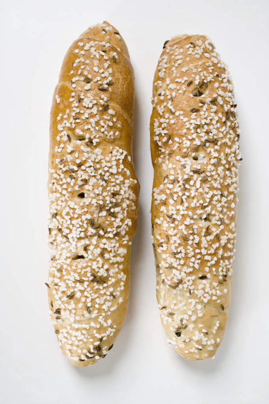 点心,面包,无人,竖图,俯视,室内,特写,白天,白色背景,餐桌,桌子,阴影,反射,影子,食品,面点,食物,糕点,两个,摄影,影棚,餐台,罂粟籽,彩图,高角度拍摄,影棚拍摄,拍摄