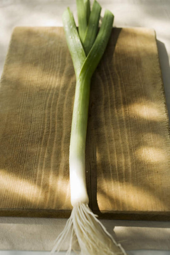 无人,竖图,俯视,室内,特写,白天,白色背景,餐桌,桌子,蔬菜,阴影,新鲜,反射,木制,影子,葱,大葱,青葱,食品,案板,砧板,食物,木制品,摄影,有机食品,绿色食品,影棚,餐台,彩图,高角度拍摄,影棚拍摄,拍摄