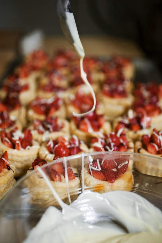 点心,面包,无人,竖图,俯视,室内,特写,白天,餐桌,桌子,草莓,浆果,水果,玻璃,一排,许多,阴影,朦胧,模糊,新鲜,整齐,反射,影子,生食,食品,面点,果实,玻璃制品,食物,糕点,排列,红色,容器,碗,有机食品,绿色食品,餐台,储藏,储存,队列,奶酥,洋莓,水果皇后,红莓,地莓,彩图,高角度拍摄,贮存