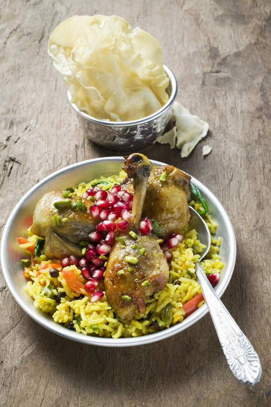 无人,竖图,俯视,室内,特写,白天,白色背景,烹饪,餐桌,桌子,石榴,水果,一把,一堆,许多,阴影,堆叠,堆积,新鲜,反射,影子,勺子,陶瓷,谷类,谷物,鸡肉,肉,生食,料理,食品,果实,陶瓷制品,米,泰式,鸡腿,大米,菜肴,美食,肉类,泰国料理,食物,容器,调羹,汤匙,碗,佳肴,有机食品,绿色食品,餐台,储藏,堆,鸡腿肉,储存,肉食,石榴籽,泰菜,泰国菜,泰式料理,涂林,若榴,金罂,金庞,丹若,安石榴,彩图,高角度拍摄,贮存