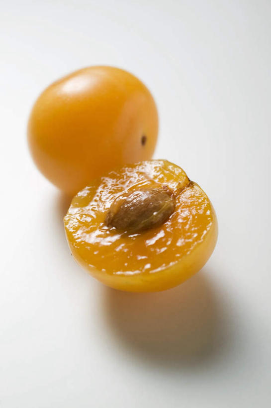 无人,竖图,俯视,室内,特写,白天,白色背景,餐桌,桌子,李子,水果,切开,阴影,新鲜,反射,影子,生食,食品,果实,食物,两个,切,摄影,有机食品,绿色食品,影棚,餐台,剖面,切面,布拉斯李,黄香李,彩图,高角度拍摄,影棚拍摄,拍摄