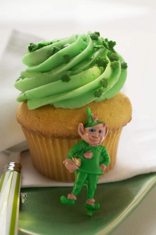 点心,无人,竖图,俯视,室内,特写,白天,白色背景,爱情,下午茶,自由,幸福,餐桌,桌子,餐具,雕塑,一堆,阴影,堆叠,堆积,节日,庆祝,艺术,装饰,反射,雕刻,雕像,碟子,盘,影子,食品,甜点,甜品,三叶草,文化,食物,糕点,一个,绿色,盘子,工艺品,碟,甜食,奶油,庆典,摄影,影棚,单个,餐台,纪念,希望,纸托,堆,美术,乳制品,主题,和平,陈列,车轴草,苜蓿,功能,美学,统一,激凌,克林姆,淇淋,蛋糕托,蛋糕托纸,蛋糕纸托,圣.帕特里克节,圣帕特里克节,团结,彩图,高角度拍摄,影棚拍摄,拍摄,蛋糕