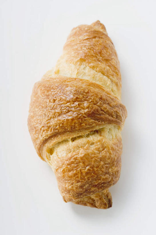 点心,面包,无人,竖图,俯视,室内,特写,白天,白色背景,餐桌,桌面,桌子,一块,阴影,反射,影子,食品,面点,羊角面包,食物,糕点,一个,黄色,牛角面包,摄影,影棚,金黄色,单个,餐台,彩图,高角度拍摄,影棚拍摄,拍摄