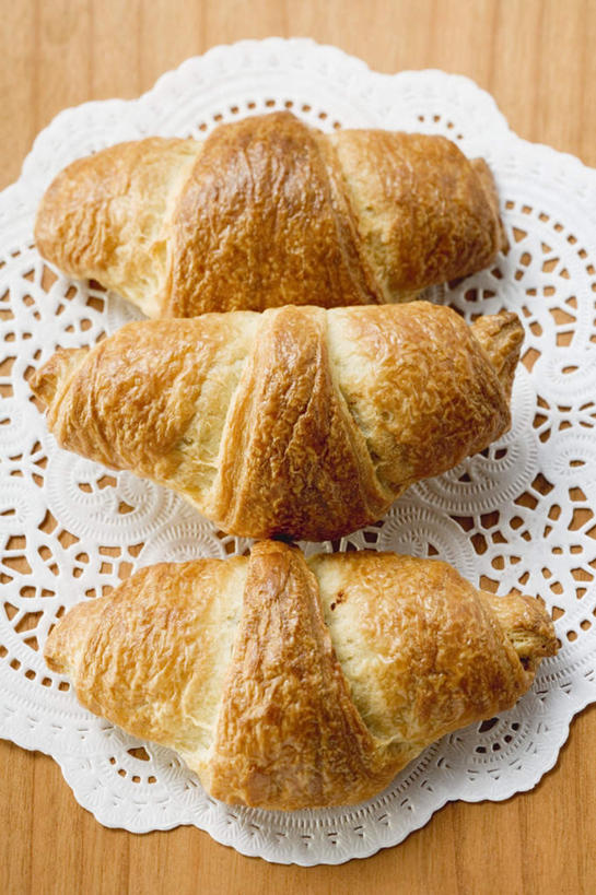 点心,面包,无人,竖图,俯视,室内,特写,白天,餐桌,桌面,桌子,一排,阴影,花纹,整齐,装饰,反射,图案,影子,食品,面点,羊角面包,食物,糕点,排列,三个,垫子,牛角面包,摄影,影棚,餐台,华丽,修饰,点缀,队列,吸油纸,衬托,美观,雅致,雅观,彩图,高角度拍摄,影棚拍摄,拍摄