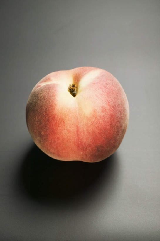 无人,竖图,俯视,室内,特写,白天,桃子,水果,阴影,灰色背景,新鲜,反射,影子,生食,食品,果实,食物,一个,红色,水蜜桃,摄影,有机食品,绿色食品,影棚,单个,蟠桃,肺果,彩图,高角度拍摄,影棚拍摄,拍摄