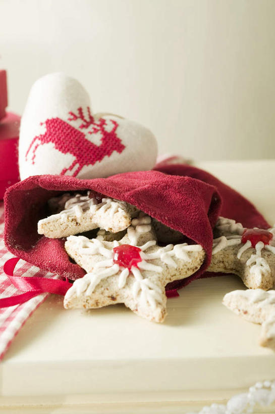 点心,无人,竖图,俯视,室内,特写,白天,爱情,餐桌,桌子,哺乳动物,鹿,野生动物,礼盒,礼物,玻璃,圣诞节,阴影,节日,爱心,庆祝,装饰,反射,布料,方格,格子,丝绸,丝带,影子,纸盒,星星,食品,缎带,曲奇,浪漫,布纹,文化,玻璃制品,绸带,盒子,桌布,食物,红色,白色,动物,包装盒,玻璃瓶,餐巾,瓶子,礼品盒,台布,饼干,零食,庆典,温暖,温馨,心形,星形,恩爱,可爱,摄影,礼品,活泼,影棚,餐台,纪念,华丽,修饰,点缀,和睦,五角形,曲奇饼,曲奇饼干,广口瓶,衬托,美观,雅致,雅观,四不像,大卫神父鹿,四不象,心型,麋鹿,五角星,彩图,高角度拍摄,影棚拍摄,拍摄,融洽