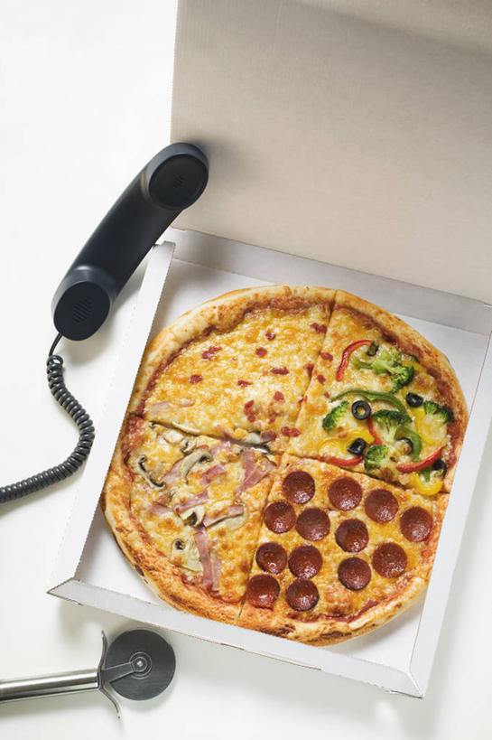 无人,竖图,俯视,室内,特写,白天,白色背景,烹饪,西餐,一把,阴影,反射,影子,纸盒,料理,食品,披萨,匹萨,刀具,菜肴,美食,盒子,食物,一个,包装盒,刀,快餐,西式,摄影,佳肴,影棚,单个,比萨,西式快餐,垃圾食品,意大利薄饼,披萨刀,比萨刀,比萨轮刀,轮刀,匹萨刀,匹萨轮刀,彩图,高角度拍摄,影棚拍摄,拍摄,披萨轮刀