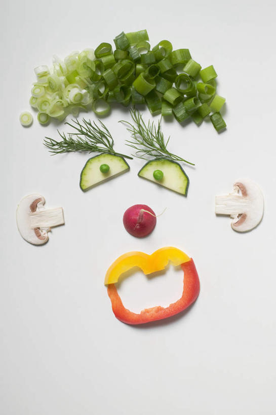 无人,竖图,俯视,室内,特写,白天,白色背景,樱桃,萝卜,胡萝卜,辣椒,蔬菜,水果,阴影,新鲜,反射,影子,生菜,莴苣,生食,食品,果实,食物,笑容,摄影,有机食品,绿色食品,影棚,笑脸,彩椒,辣角,红海椒,大椒,辣虎,广椒,春菜,鹅仔菜,莴仔菜,千金菜,叶用莴苣,笑貌,樱珠,莺桃,英桃,楔桃,牛桃,荆桃,甜椒,柿子椒,辣子,红萝卜,海椒,甘荀,番椒,灯笼椒,彩图,高角度拍摄,影棚拍摄,拍摄