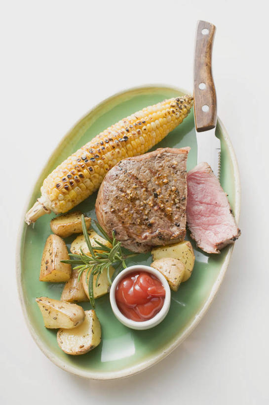 无人,竖图,俯视,室内,特写,白天,白色背景,烹饪,西餐,蔬菜,餐具,一把,阴影,新鲜,反射,碟子,工具,盘,影子,陶瓷,调料,酱料,酱汁,肉,佐料,牛排,牛肉,料理,食品,刀具,陶瓷制品,调味品,调味料,酱,菜肴,美食,肉类,中药,食物,一个,绿色,盘子,容器,碟,碗,刀,西式,摄影,佳肴,有机食品,绿色食品,影棚,单个,储藏,辣椒酱,储存,餐刀,肉食,薏米,薏仁,苡米,苡仁,薏苡仁,米仁,胡椒,彩图,高角度拍摄,影棚拍摄,拍摄,贮存