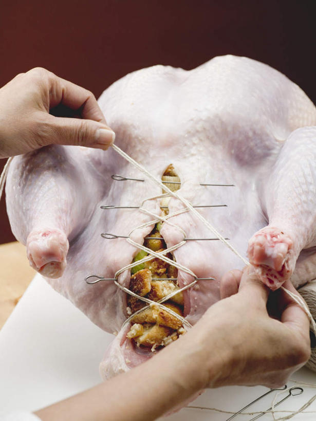 西方人,手,一个人,竖图,俯视,室内,特写,白天,餐桌,桌子,蔬菜,欧洲,欧洲人,双手,仅一个年轻女性,仅一个女性,仅一个人,握,阴影,节日,庆祝,新鲜,反射,影子,鸡肉,肉,食品,火鸡,文化,肉类,食物,绳子,庆典,手部,握着,有机食品,绿色食品,餐台,纪念,捆绑,绳索,肉食,馅料,火鸡肉,感恩节,绑缚,年轻女性,女人,女性,白种人,半身,彩图,高角度拍摄