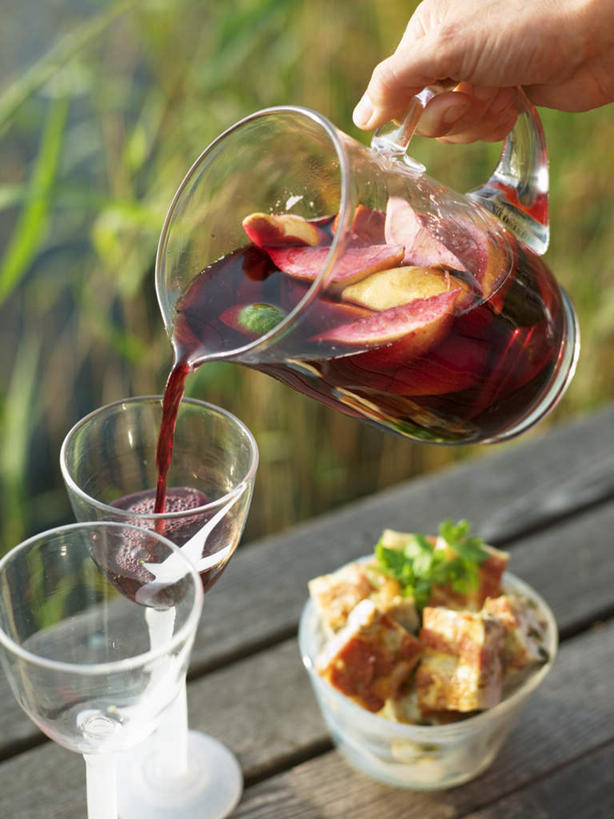 西方人,手,一个人,竖图,俯视,室外,特写,白天,草地,草坪,植物,桌面,桌子,杯子,水果,欧洲,欧洲人,仅一个男性,仅一个人,仅一个中年男性,握,阴影,朦胧,模糊,新鲜,光线,木制,高脚杯,影子,陶瓷,生食,食品,果实,陶瓷制品,酒类,拿,拿着,文化,玻璃制品,酒,草,食物,饮料,绿色,阳光,酒杯,木制品,容器,碗,四个,手部,调酒,握着,有机食品,绿色食品,储藏,单手,创造,储存,想象,汽酒,鸡尾酒杯,桑格利亚汽酒,男人,男性,中年男性,白种人,玻璃杯,半身,彩图,高角度拍摄,贮存