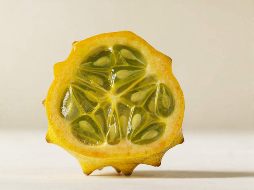 无人,横图,俯视,室内,特写,白天,餐桌,桌子,水果,切开,阴影,新鲜,反射,影子,生食,食品,果实,刺角瓜,非洲角瓜,半个,食物,黄色,切,一半,摄影,有机食品,绿色食品,影棚,餐台,剖面,切面,非洲黄瓜,非洲角黄瓜,彩图,高角度拍摄,影棚拍摄,拍摄