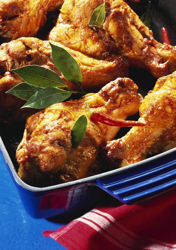 无人,竖图,俯视,室内,特写,白天,烧烤,餐桌,桌子,餐具,叶子,一堆,许多,阴影,堆叠,堆积,装饰,反射,碟子,盘,影子,鸡肉,肉,绿叶,烤架,烤肉,很多,肉类,一个,盘子,碟,嫩叶,铁架,单个,餐台,堆,华丽,修饰,点缀,配菜,肉食,火鸡肉,衬托,美观,雅致,雅观,叶,叶片,彩图,高角度拍摄