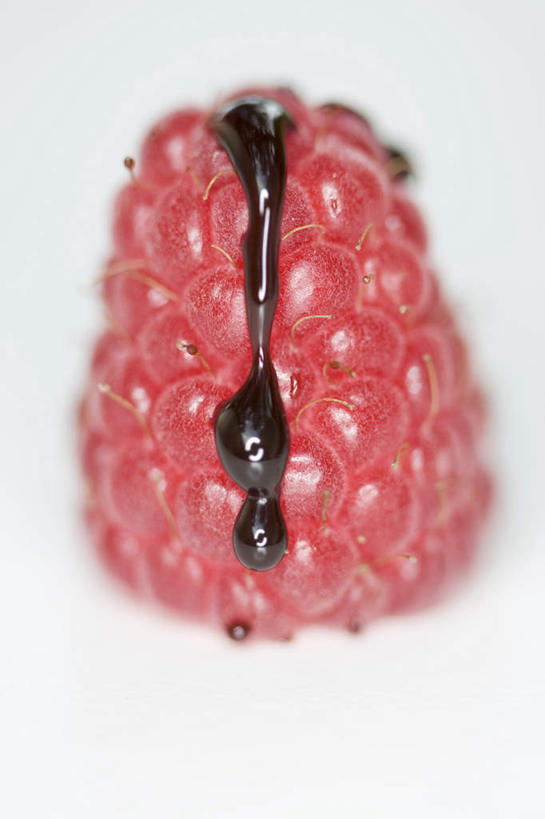 无人,竖图,俯视,室内,特写,白天,白色背景,水果,阴影,朦胧,模糊,新鲜,反射,影子,桑葚,生食,食品,果实,食物,覆盆子,摄影,有机食品,绿色食品,影棚,彩图,高角度拍摄,影棚拍摄,拍摄