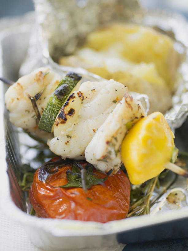 无人,竖图,俯视,室内,特写,白天,烹饪,西餐,蔬菜,土豆,西红柿,餐具,朦胧,模糊,新鲜,包装,包装纸,碟子,铝箔纸,盘,锡箔纸,纸,肉,鱼肉,料理,食品,纸张,菜肴,美食,肉类,食物,盘子,碟,西式,摄影,佳肴,有机食品,绿色食品,影棚,包装材料,肉食,锡箔,铝箔,慕思,馍馍蛋,洋芋,山药蛋,马铃薯,番茄,彩图,高角度拍摄,影棚拍摄,拍摄