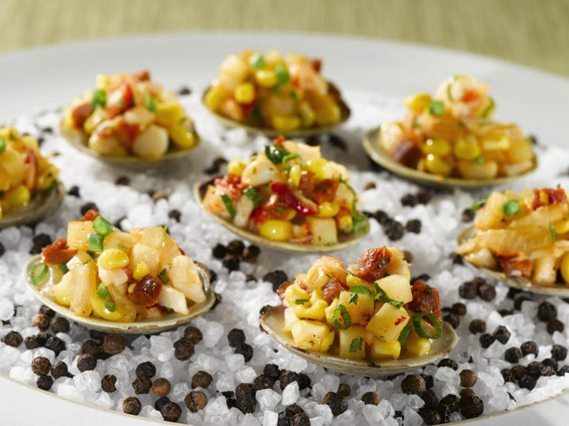 海鲜,龙虾,无人,办公室,横图,俯视,室内,特写,白天,烹饪,家具,桌子,辣椒,蔬菜,土豆,餐具,朦胧,模糊,新鲜,碟子,盘,办公桌,葱,青葱,虾,虾仁,料理,美味,食品,水产,美食,海洋生物,食物,排列,盘子,碟,佳肴,有机食品,绿色食品,水生动物,海产品,水生物,冰糖,海底动物,辣角,红海椒,大椒,辣虎,广椒,办公家具,馍馍蛋,摆列,海产,洋芋,山药蛋,马铃薯,辣子,红辣椒,海椒,番椒,彩图,高角度拍摄,布列,分列