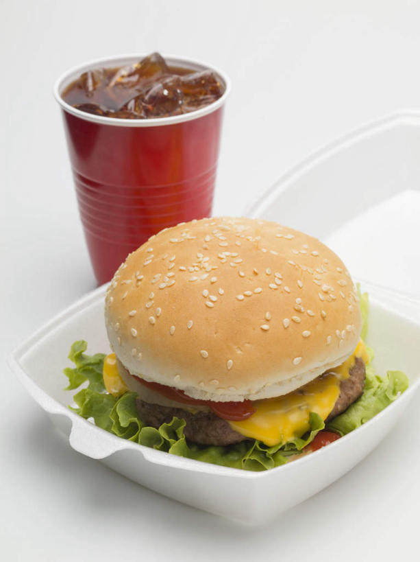 点心,面包,无人,竖图,俯视,室内,特写,白天,白色背景,烹饪,西餐,餐桌,桌子,蔬菜,椰菜,卷心菜,杯子,西方,新鲜,纸盒,冰,调料,酱料,酱汁,肉,佐料,汉堡,牛肉,冰块,料理,食品,面点,调味品,调味料,冷冻,番茄酱,酱,菜肴,美食,肉类,可乐,盒子,食物,糕点,包装盒,纸制品,快餐,甘蓝,寒冷,西式,摄影,佳肴,有机食品,绿色食品,影棚,冷藏,餐台,纸杯,冰冷,一次性杯子,肉食,西式快餐,垃圾食品,保鲜,结球甘蓝,甘兰,包心菜,彩图,高角度拍摄,影棚拍摄,拍摄