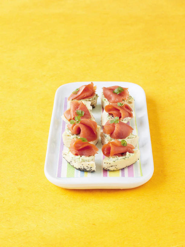 米饭,三文鱼,寿司,无人,竖图,俯视,室内,特写,白天,背景,烹饪,鲑鱼,餐具,叶子,黄色背景,碟子,盘,日本料理,料理,食品,绿叶,饭,餐盘,菜肴,美食,食物,绿色,盘子,碟,日式料理,日式,摄影,佳肴,影棚,大马哈鱼,五谷,醋饭,撒蒙鱼,萨门鱼,冰海之皇,鲑,马哈鱼,麻哈鱼,大麻哈鱼,四喜饭,彩图,高角度拍摄,影棚拍摄,拍摄