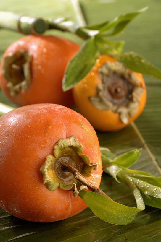 无人,竖图,俯视,室内,特写,白天,烹饪,浆果,柿子,水果,叶子,朦胧,模糊,新鲜,生食,料理,美味,食品,果实,绿叶,食材,食物,三个,红色,绿色,佳肴,有机食品,绿色食品,彩图,高角度拍摄