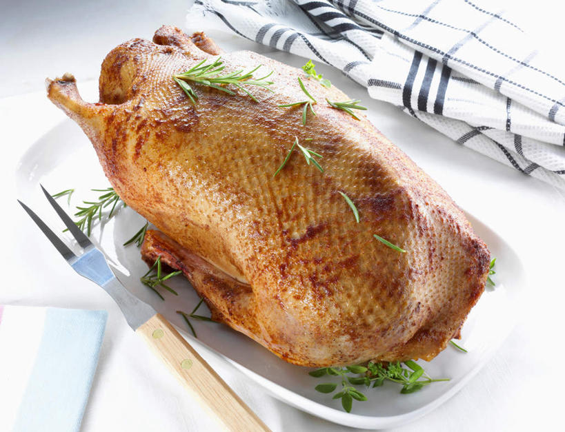 无人,横图,俯视,室内,特写,白天,白色背景,餐具,朦胧,模糊,叉子,碟子,纺织物,盘,肉,肉类,烧鹅,盘子,碟,毛巾,清洁,摄影,影棚,保暖,肉食,透气,餐叉,防水,储水,耐磨,吸水,进餐用具,彩图,高角度拍摄,影棚拍摄,拍摄,鹅肉