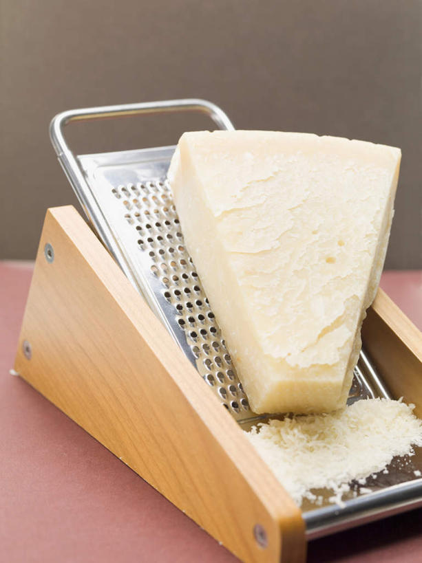 奶酪,无人,竖图,俯视,室内,特写,白天,白色背景,餐桌,桌子,金属制品,切开,阴影,反射,金属,影子,干酪,起司,芝士,营养,一个,切,乳酪,摄影,影棚,单个,餐台,乳制品,发酵,剖面,切面,擦菜板,彩图,高角度拍摄,影棚拍摄,拍摄